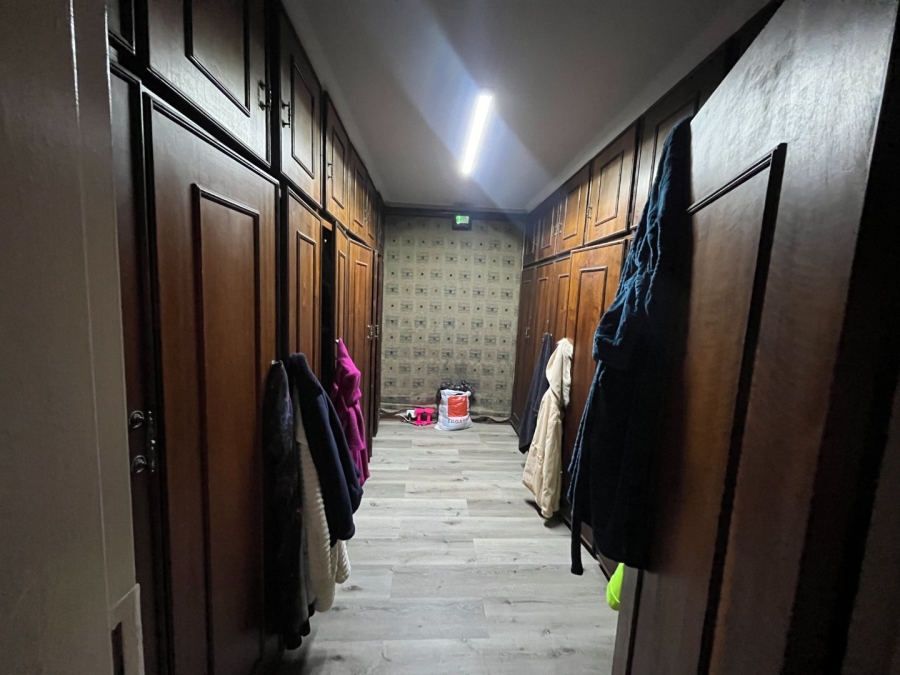 5 Bedroom Property for Sale in Van Der Hoff Park North West
